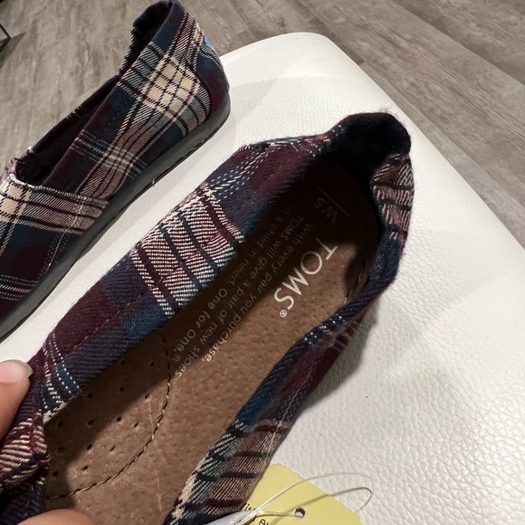LAST PRICE🍒🤍 TOMS plaid comfort flats ✨ - Picture 10 of 13